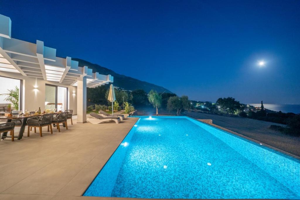 Basen w obiekcie White Blossoms Villas lub w pobliżu