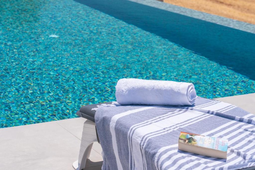 Basen w obiekcie White Blossoms Villas lub w pobliżu