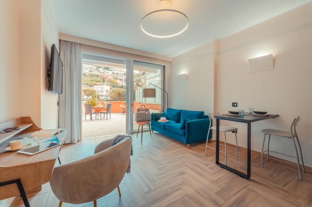 ein Wohnzimmer mit einem blauen Sofa und einem Tisch in der Unterkunft Casitta Suite in Taormina