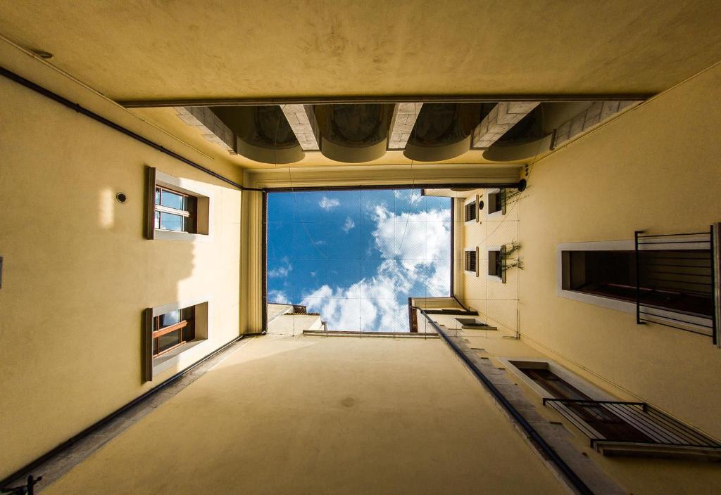 蘇爾莫納的住宿－B&B La Dimora，空空的客房享有天空美景