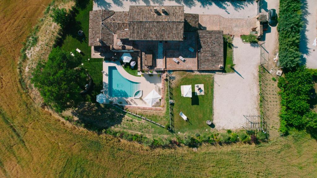 una vista aérea de una casa en un campo en Azzurro di Vallepietra, en Camporotondo di Fiastrone