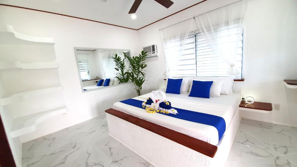 Ein Bett oder Betten in einem Zimmer der Unterkunft Pawikan Boutique Hotel