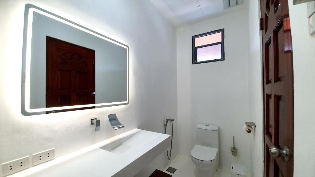 Un baño de Pawikan Boutique Hotel