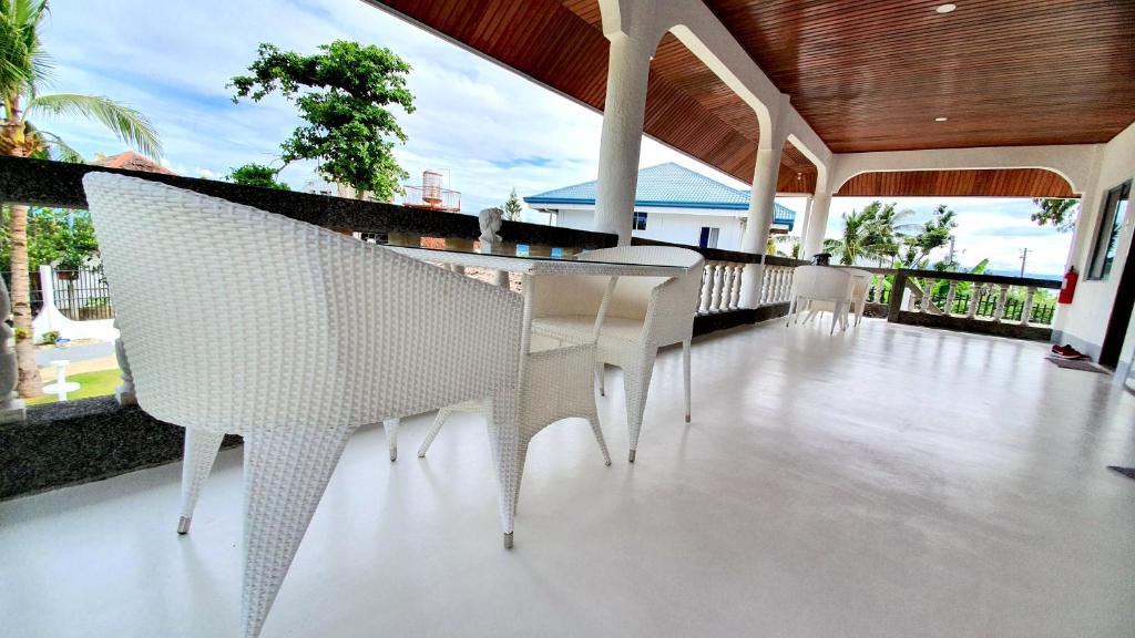 Un balcón o terraza en Pawikan Boutique Hotel
