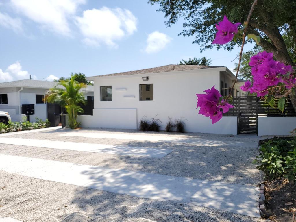 Casa Cuba in Little Havana, Brickell, Calle 8 and 10 minutes to the Beach FREE PARKING photo