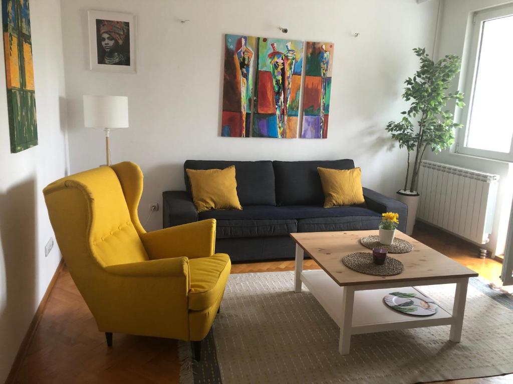sala de estar con sofá y mesa en Rustik Senjak en Sajmište