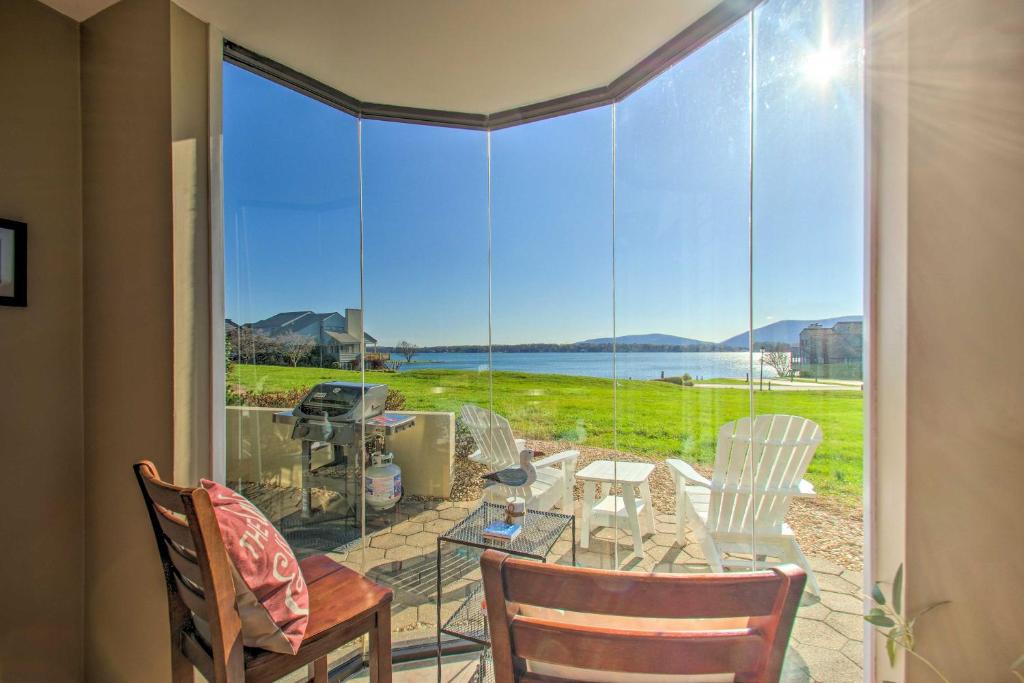 une salle à manger avec vue sur l'eau dans l'établissement Sun-Filled Condo with Smith Mountain Lake Views, à Moneta