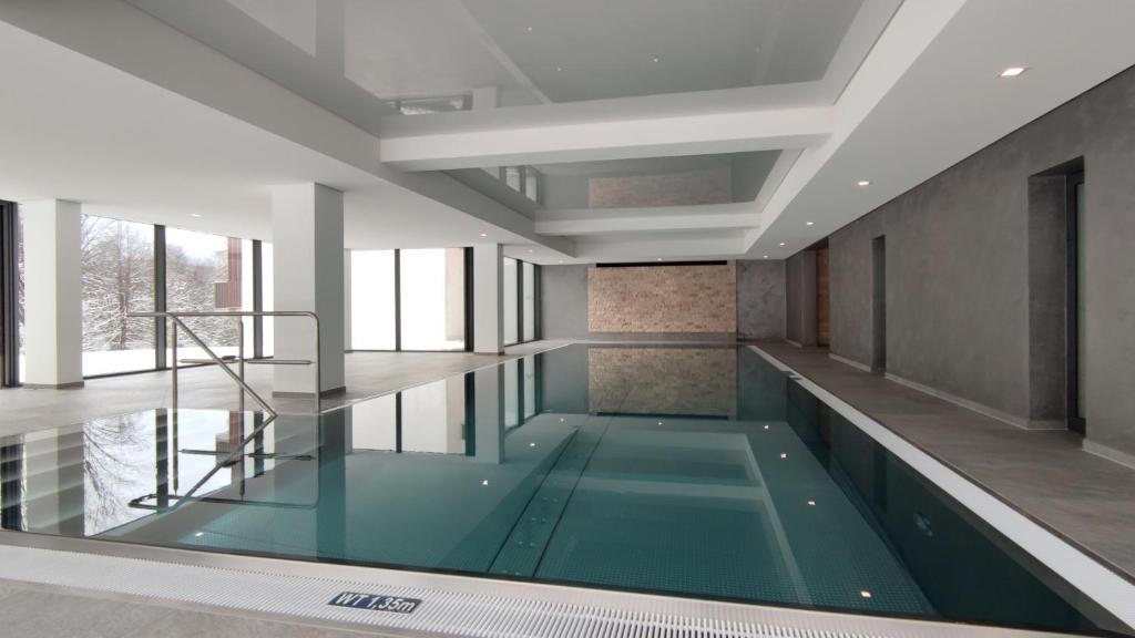 Bazén v ubytování Ferienwohnung am Schluchsee mit Balkon & Pool nebo v jeho okolí