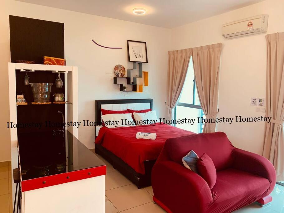 una camera con un letto rosso e una sedia rossa di Couple Red Relaxing Gateway Holiday 10 a Cyberjaya