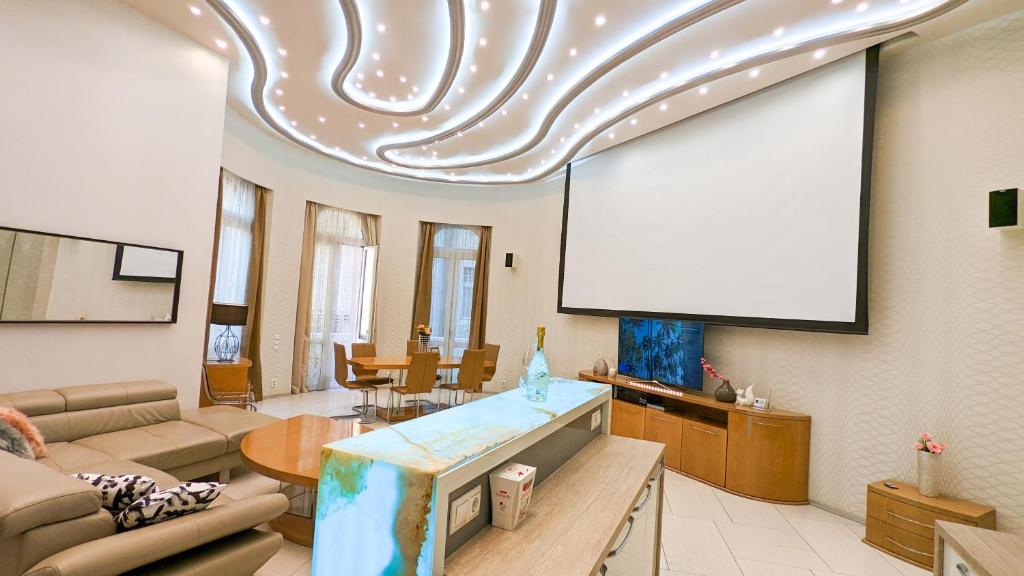 Televízia a/alebo spoločenská miestnosť v ubytovaní Prime Downtown Budapest Luxury Condo, Private Spa, Home Cinema, Patio