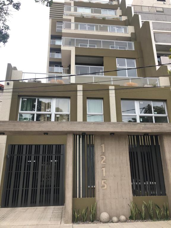 un edificio di fronte a un palazzo alto di Belgrano suite a Salta