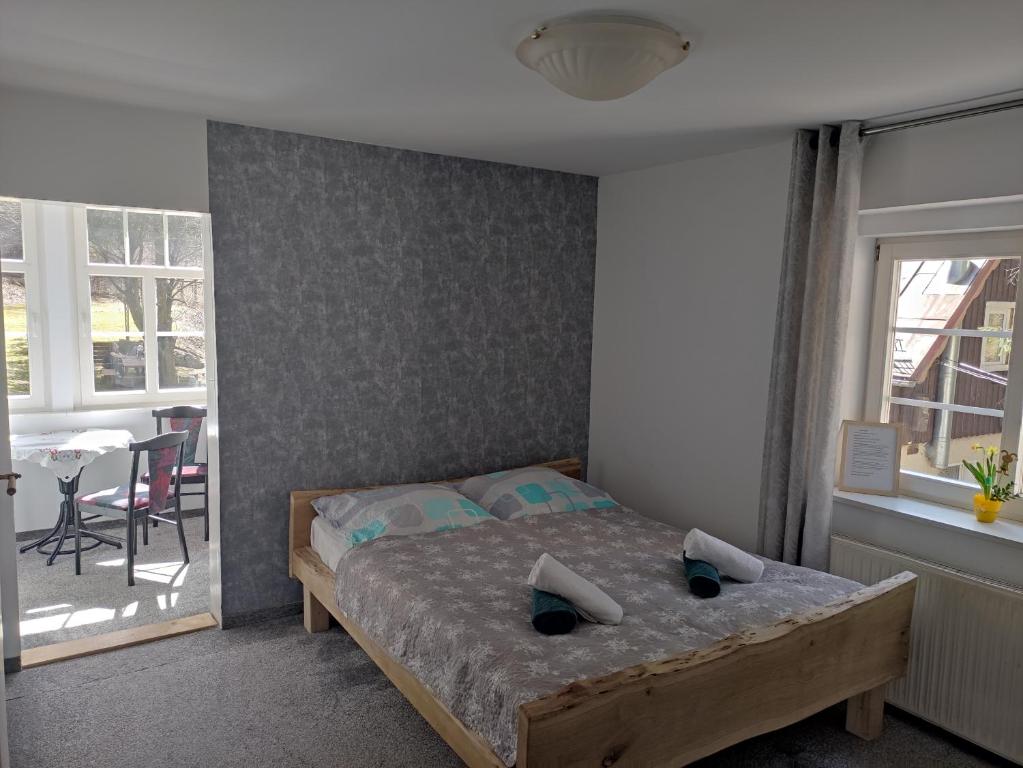 ein Schlafzimmer mit einem Bett und ein Esszimmer mit einem Tisch in der Unterkunft Leśnik in Karpacz