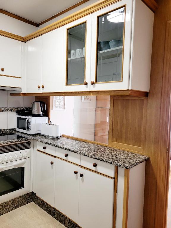 A kitchen or kitchenette at Piso con garaje en la entrada del camino portugués