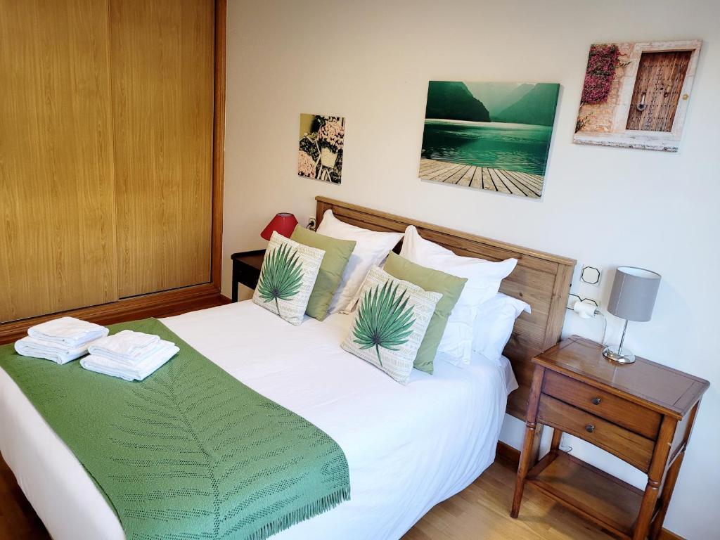 A bed or beds in a room at Piso con garaje en la entrada del camino portugués