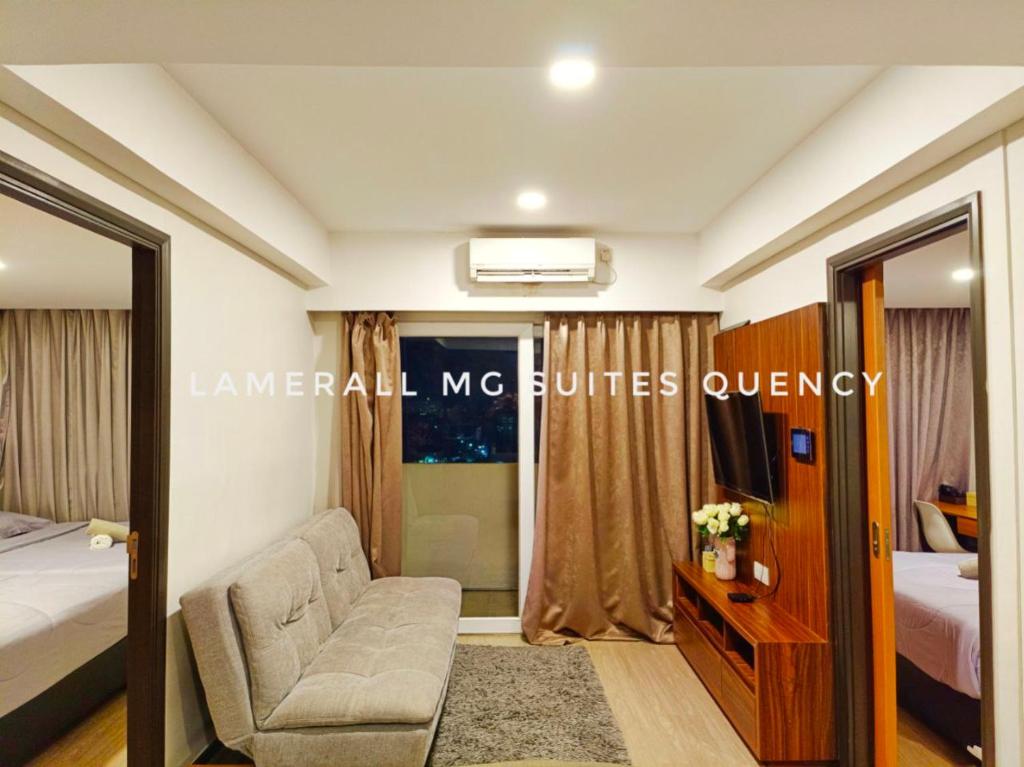 een slaapkamer met een bed, een bank en een stoel bij Lamerall MG Suites Quency in Semarang