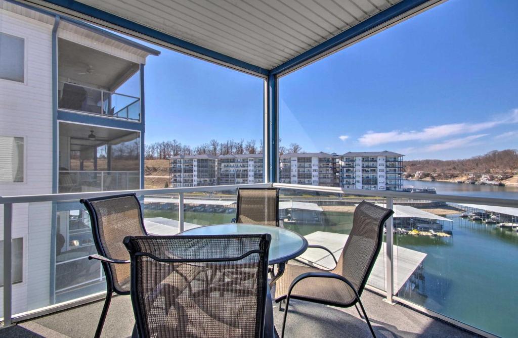 patio con mesa y sillas en el balcón en Lakefront Ozark Condo with Views and Boat Slip!, en Lake Ozark