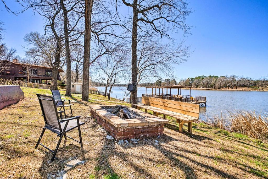 Lakefront Fort Towson Home Private Dock and 3 Decks, Fort Towson