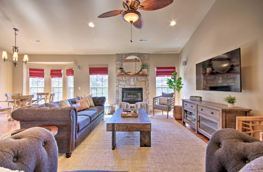 Luxe Osage Beach Home with Fire Pit and Grill!, Osage Beach (updated