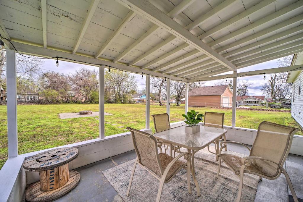 a screened in porch with a table and chairs at Lake Eufaula Retreat with Fire Pit, Near Main St! in Eufaula