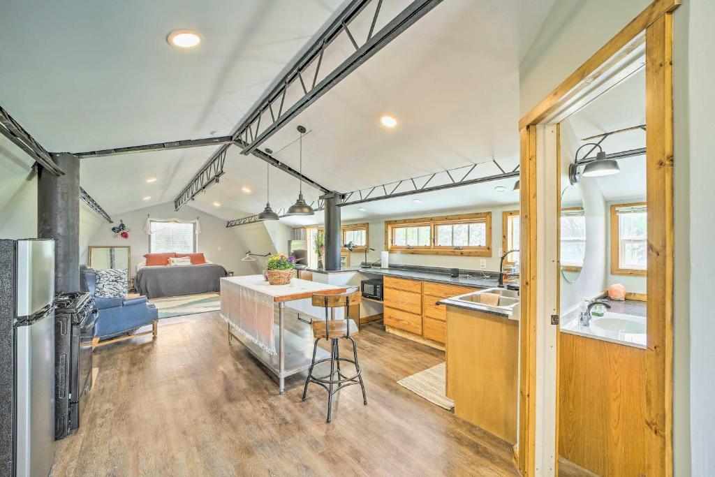 Barn Studio with Deck and Views, Close to Dtwn!, Tulsa (updated prices