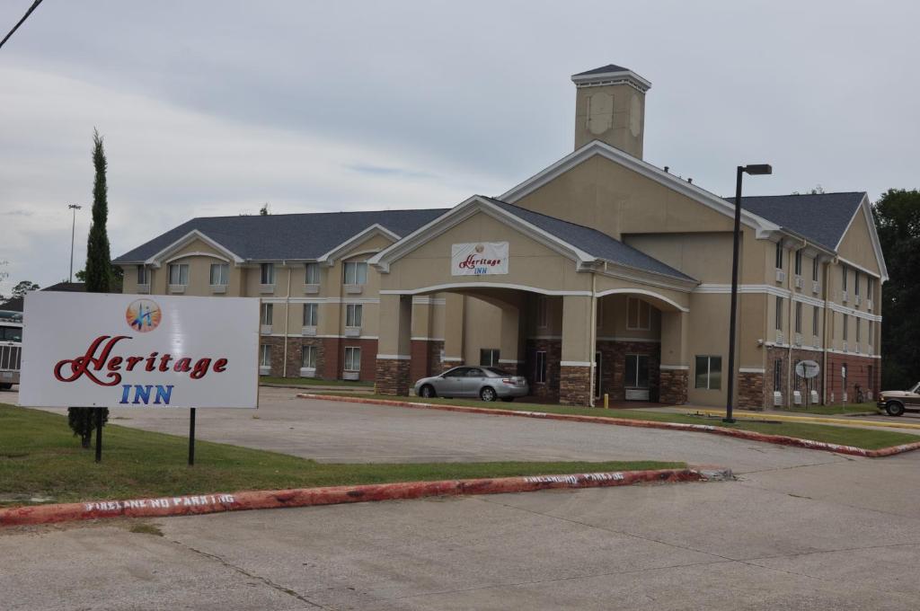 un gran edificio con un cartel delante en Heritage Inn, en Beaumont