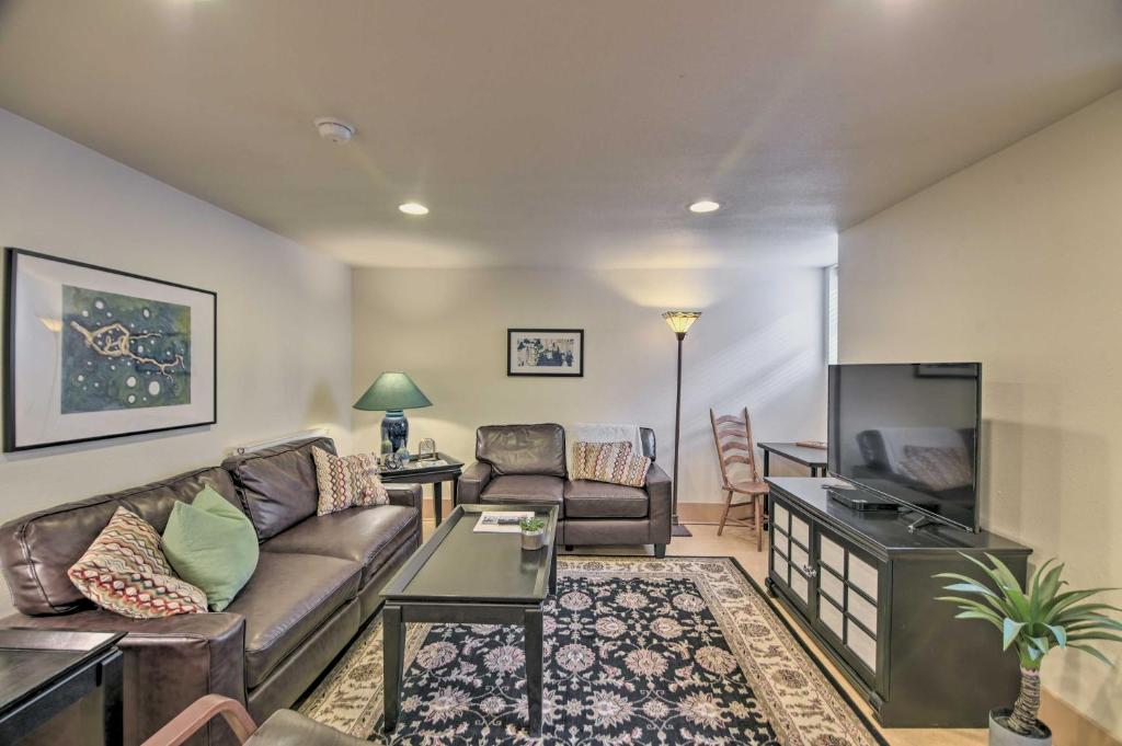 Χώρος καθιστικού στο Cozy Fort Collins Garden Apt in Historic Old Town!