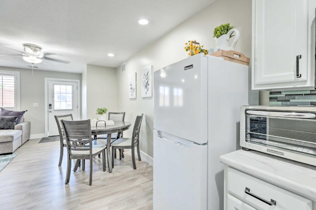 Gilbert Apartment with Grill, Fire Pit and Pool Access的厨房或小厨房