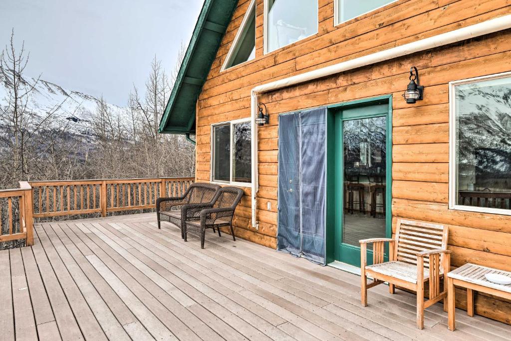 um deque de madeira com cadeiras numa casa em Alaskan Mountain Gem with Private Hot Tub and Gym! em Eagle River