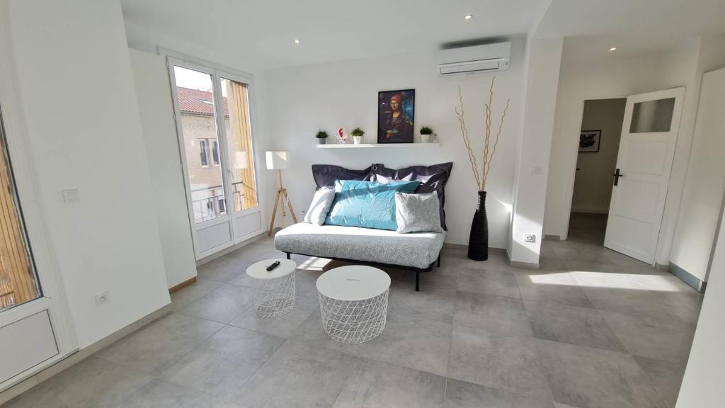 un salon avec un canapé et une table dans l'établissement MaxBnb - T2 Balcon 50m2 - Climatisé - Ouest -, à Toulon