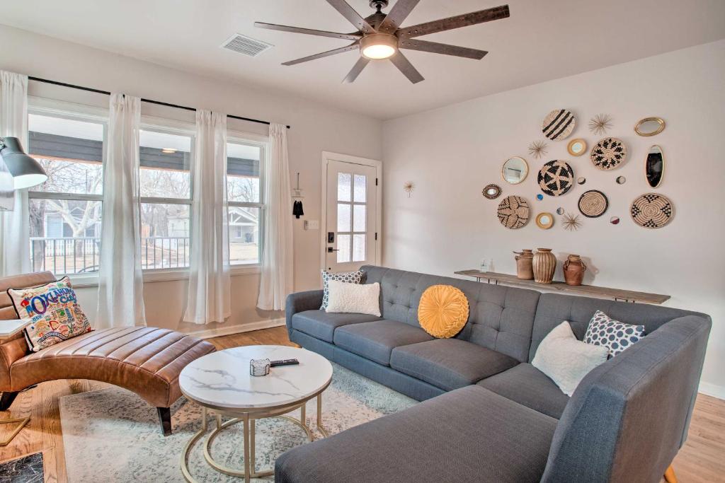 een woonkamer met een bank en een tafel bij Charming Downtown Home with Updated Interior! in Oklahoma City