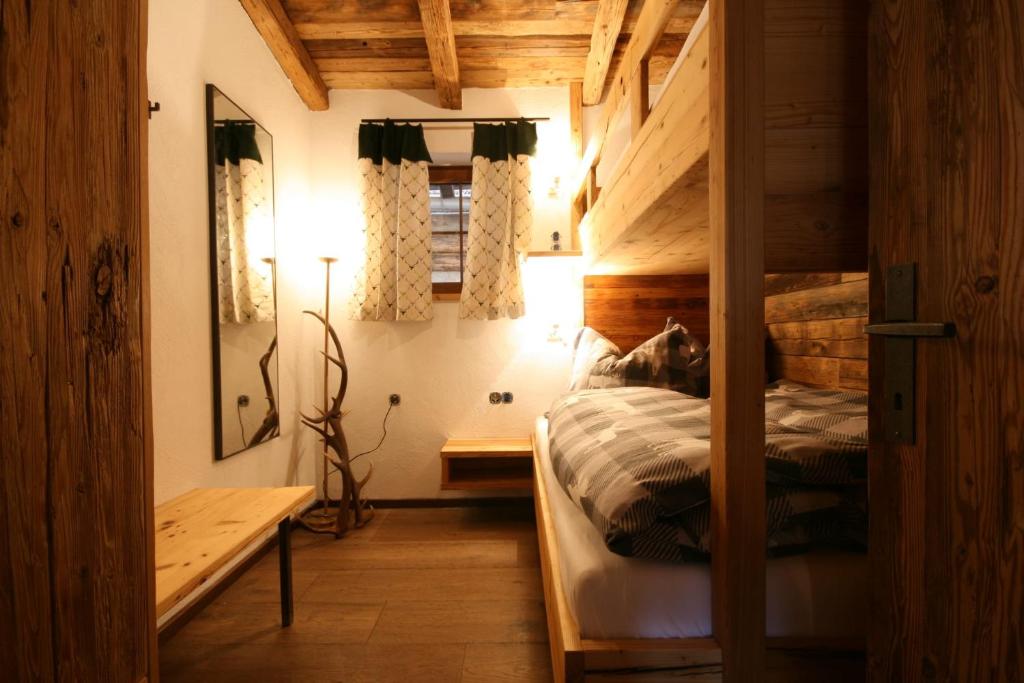 Postel nebo postele na pokoji v ubytování Alpengasthof Karalm