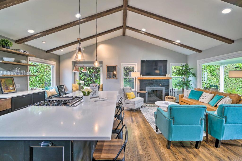 Μια τηλεόραση ή/και κέντρο ψυχαγωγίας στο Chic Vancouver Cottage 1 Mile to Main Street