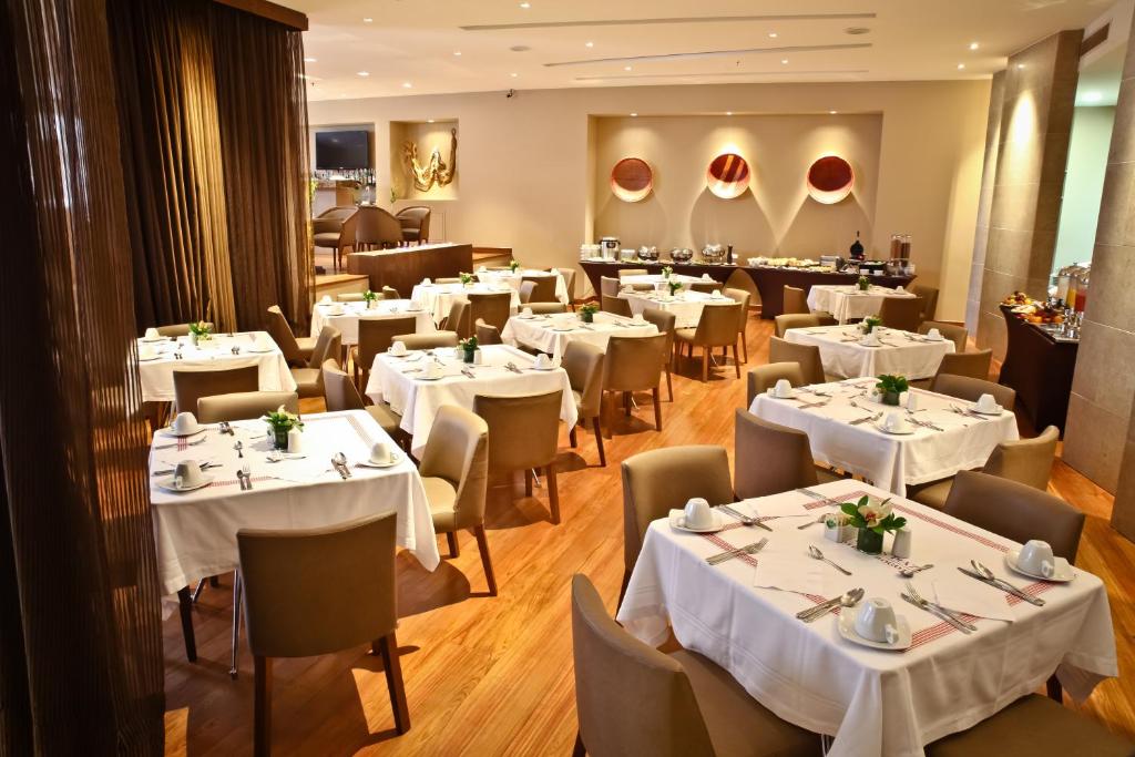 Restaurace v ubytování Hotel Rosales Plaza