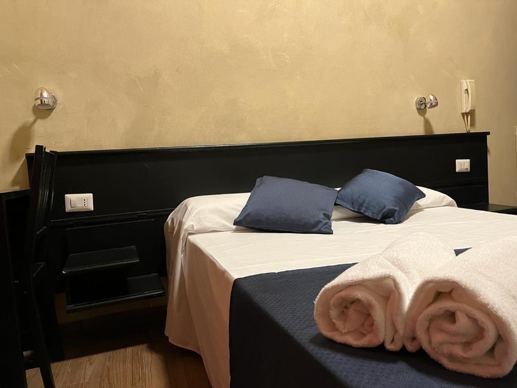 Postel nebo postele na pokoji v ubytování Albergo Corvetto Corso Lodi