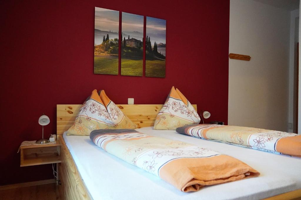 Postel nebo postele na pokoji v ubytování Gästehaus Strini