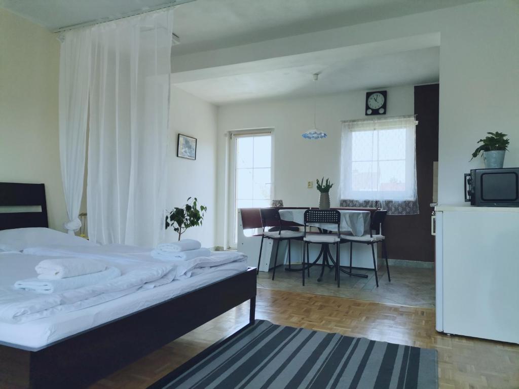 Postel nebo postele na pokoji v ubytování Penzion pod Kostelíčkem