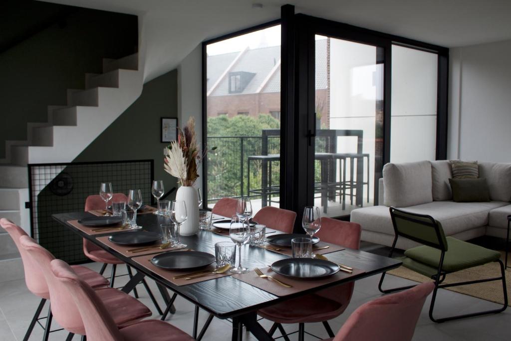 - une salle à manger avec une table et des chaises dans l'établissement Aan Wal, à Rekem