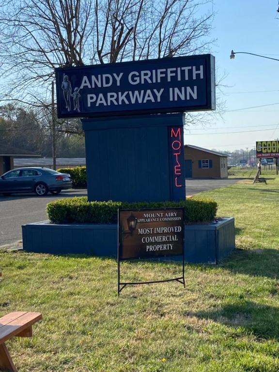 um sinal para um estacionamento gratuito vazio em Andy Griffith Parkway Inn em Mount Airy