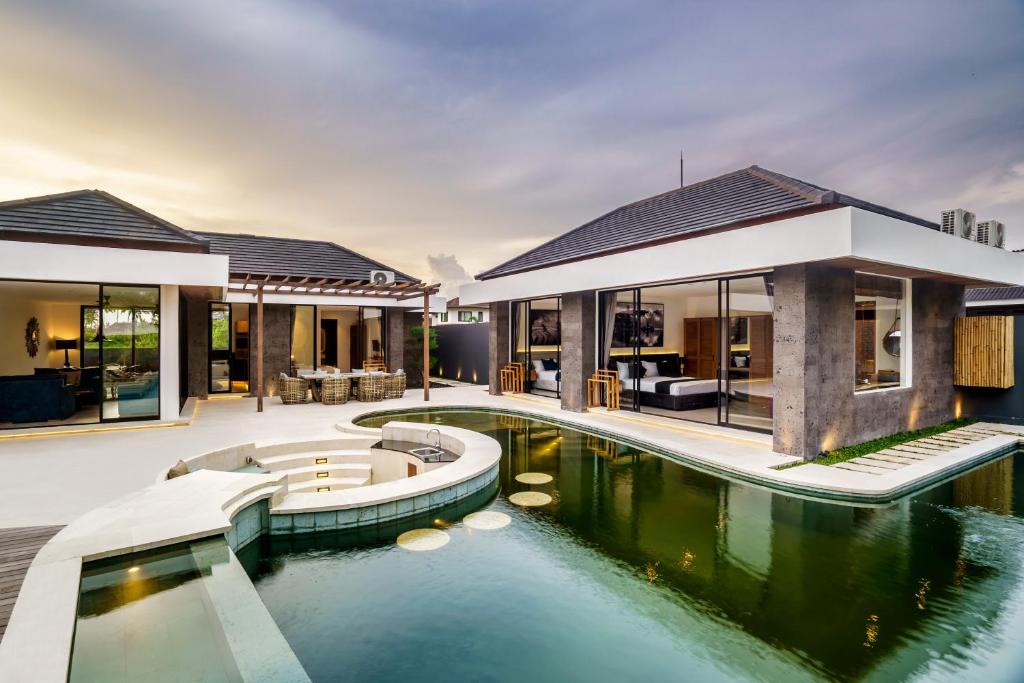 una imagen de una casa con piscina en Villa mon Rêve, en Ubud