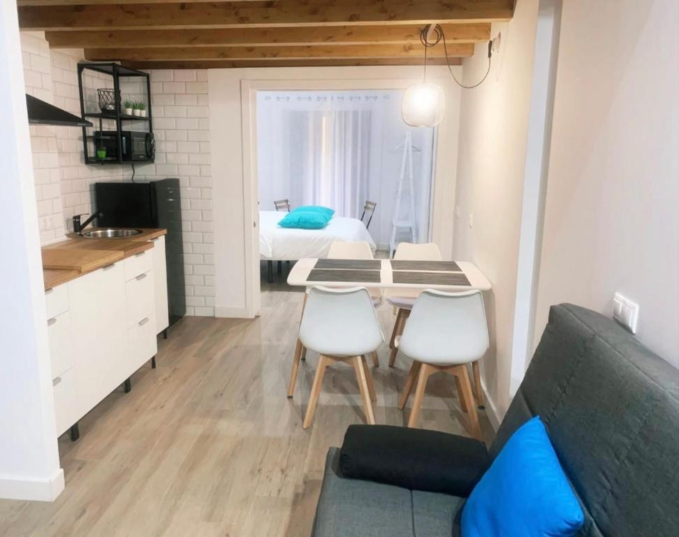 Apartamento pequeño con cocina y dormitorio en PUERTA DE CACERES Apartamento 4, en Cáceres