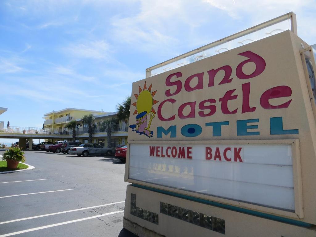una señal para un motel Santa Cecilia en Sand Castle Motel, en Daytona Beach Shores
