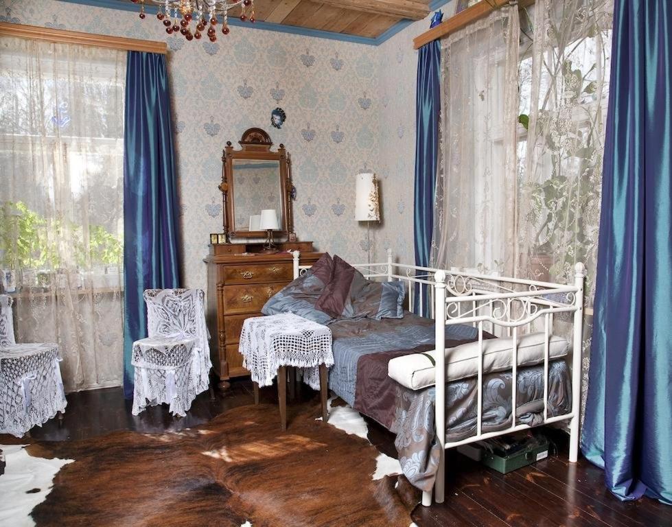 um quarto com uma cama, uma cómoda e um espelho em rantatalo em Savitaipale