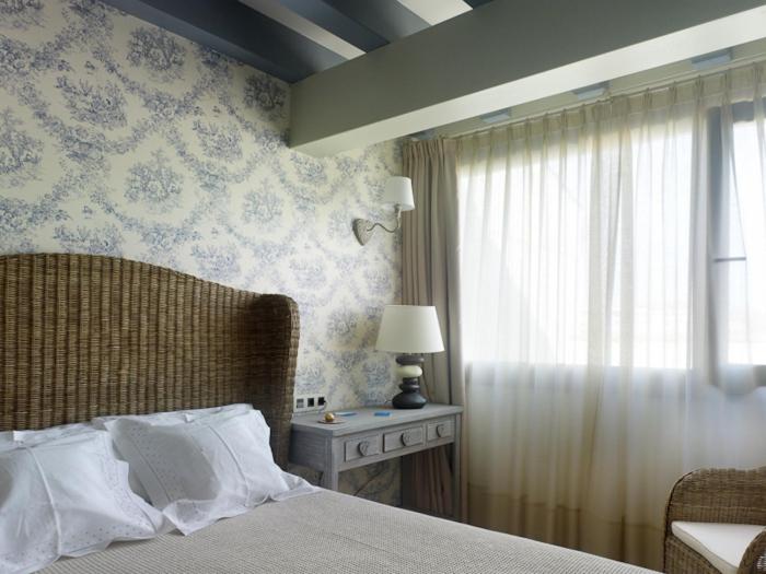 A bed or beds in a room at Hotel Real Cambados