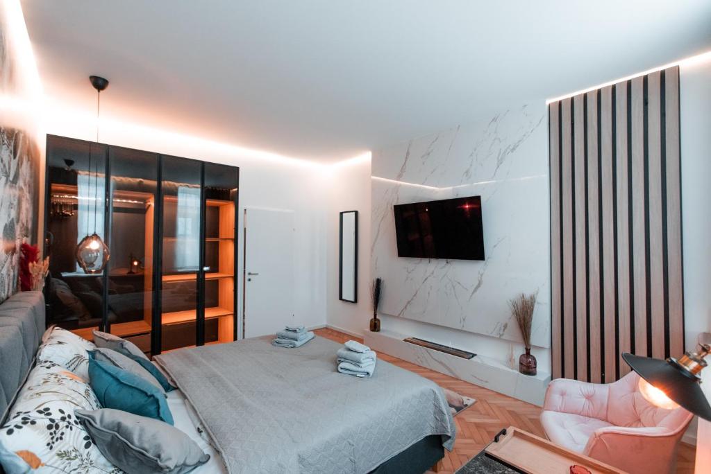 Petit luxe Apartment في فيينا: غرفة معيشة مع سرير وأريكة