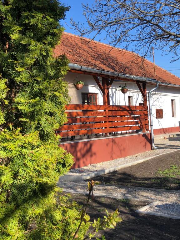 duży budynek z czerwono-białym w obiekcie Mormota Vendégház w Mezőkövesd
