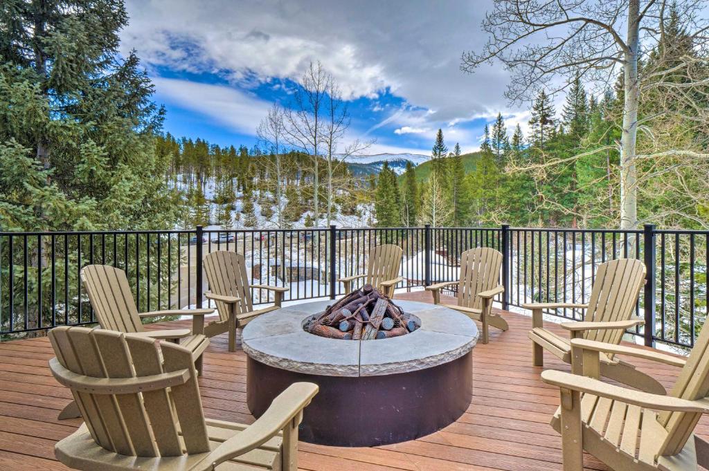 Un patio con sillas y una fogata en una terraza. en Chic Winter Park Studio with Community Hot Tub, en Winter Park