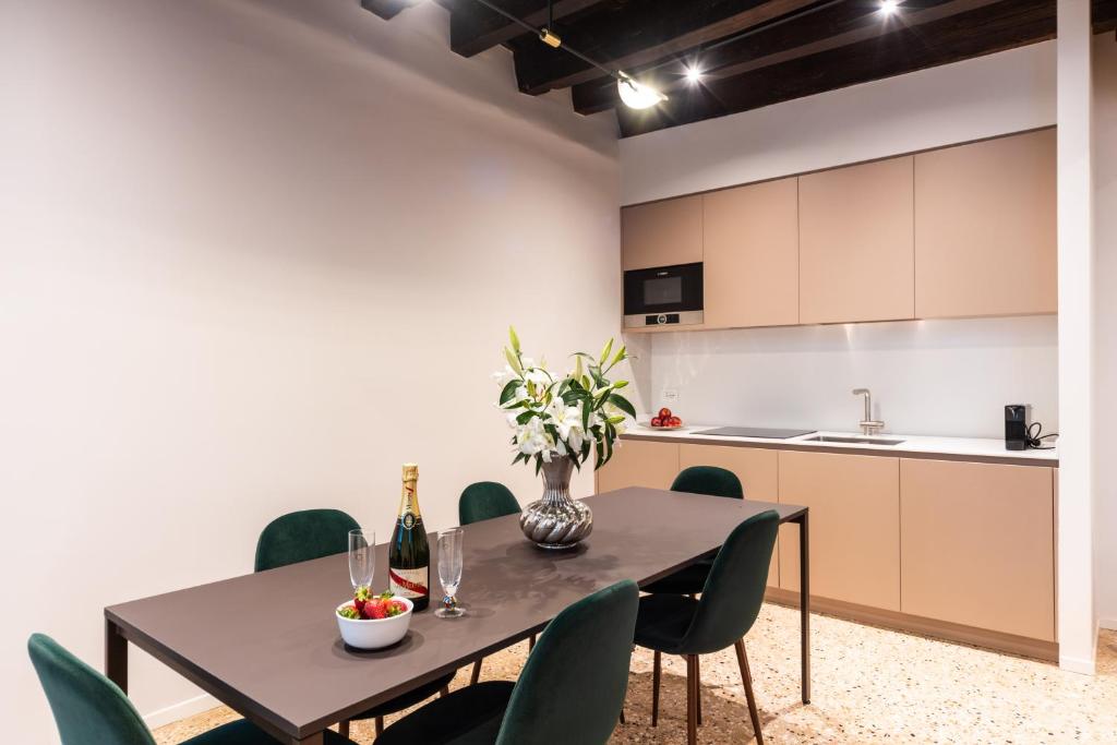 Palazzo Miracoli Apartments - 10