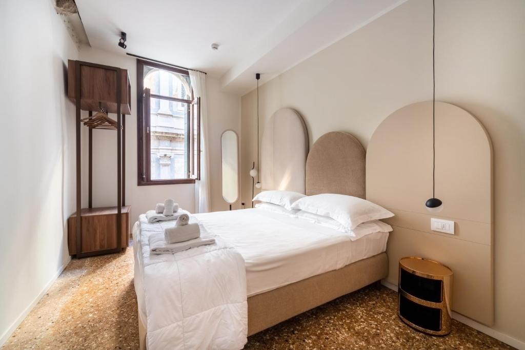 Palazzo Miracoli Apartments - 9