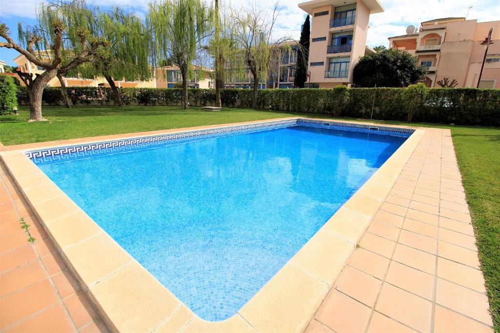 una piscina de agua azul en un patio en Vilamoura MiraGolf With Pool by Homing, en Vilamoura