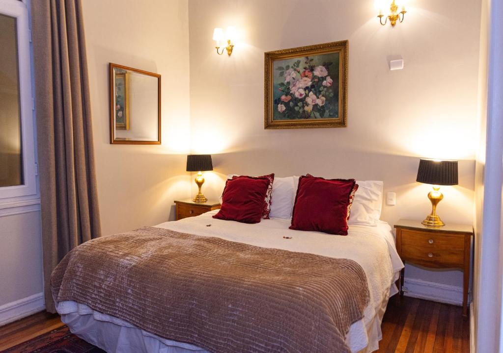 a bedroom with a bed with red pillows on it at 180 Hotel Boutique in Viña del Mar